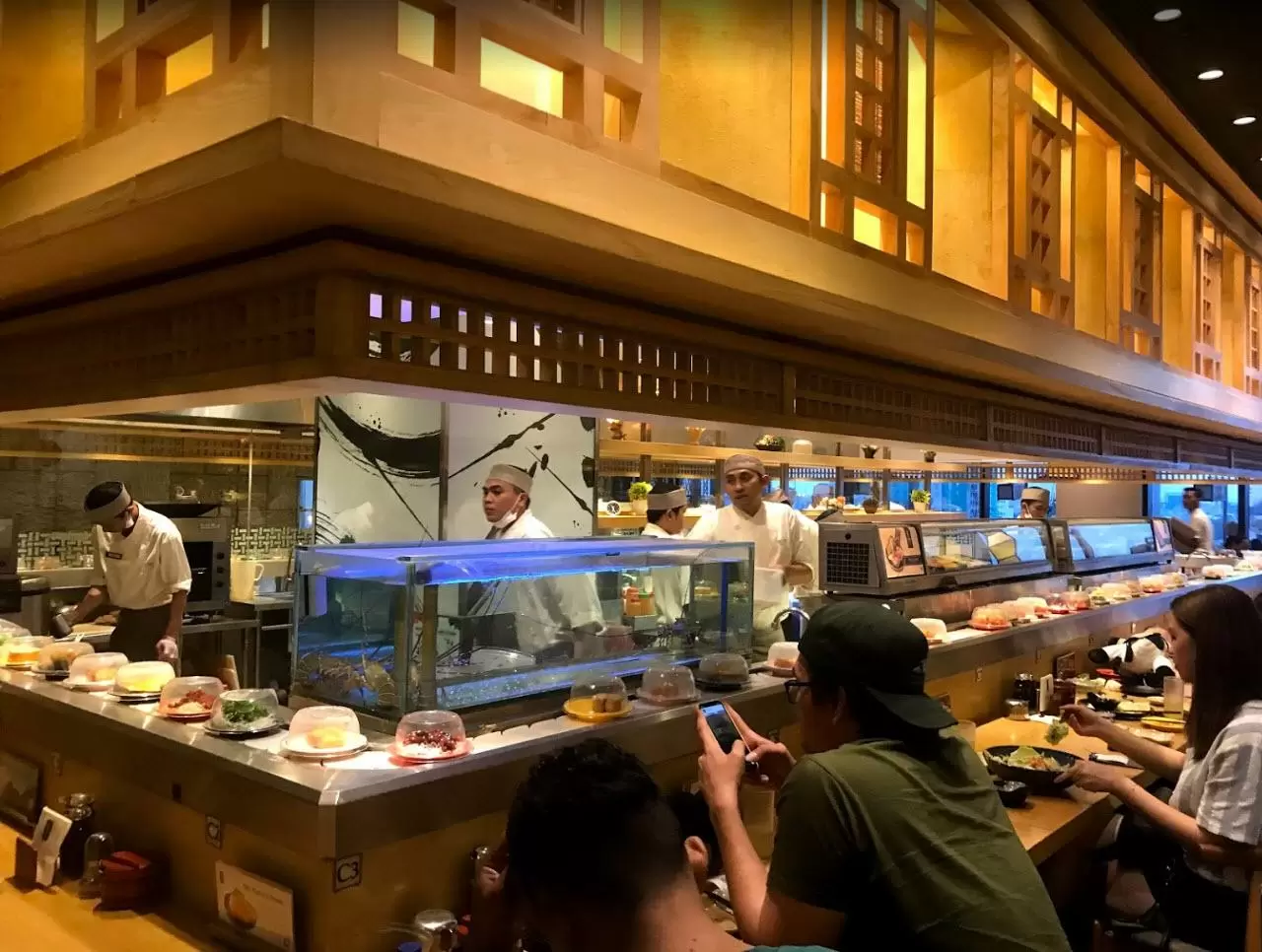 Suasana ruang makan Sushi Tei Palembang